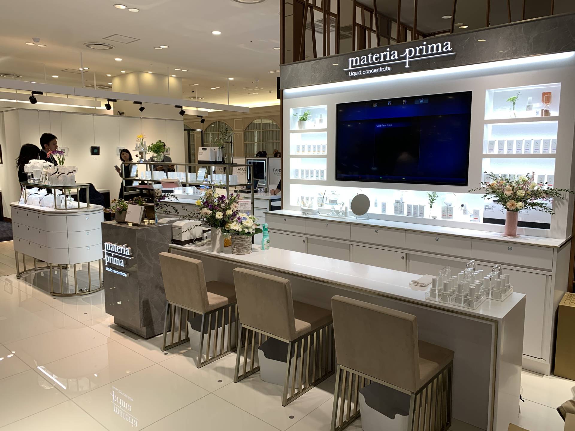 大阪府の化粧品・コスメショップの内装デザイン事例(株式会社 株式会社ROOTS) 大阪府の化粧品・コスメショップの内装デザイン事例(株式会社 株式会社ROOTS)