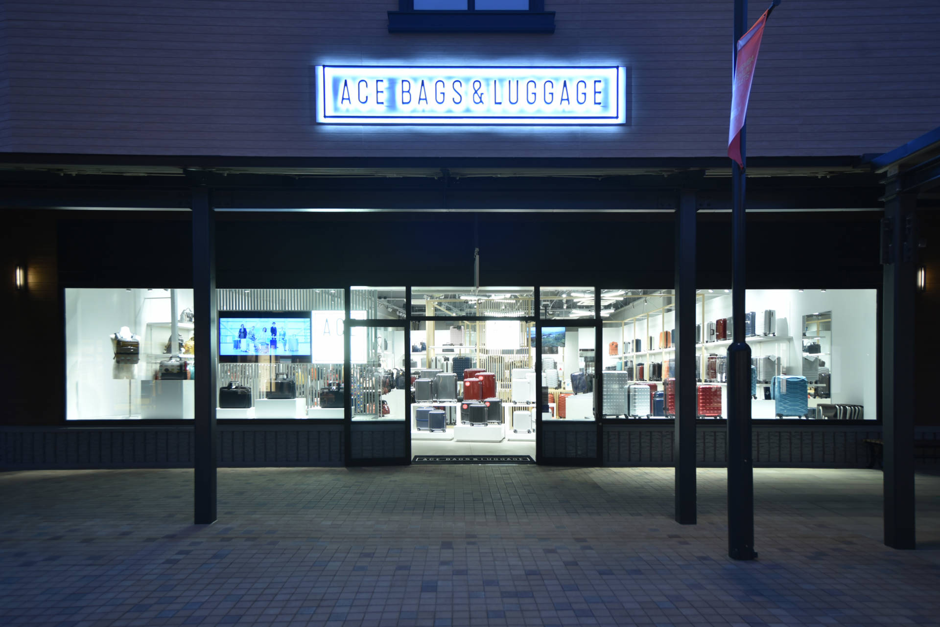 埼玉県のバッグ・スーツケース販売店の内装デザイン事例(株式会社 株式会社ROOTS) 埼玉県のバッグ・スーツケース販売店の内装デザイン事例(株式会社 株式会社ROOTS)