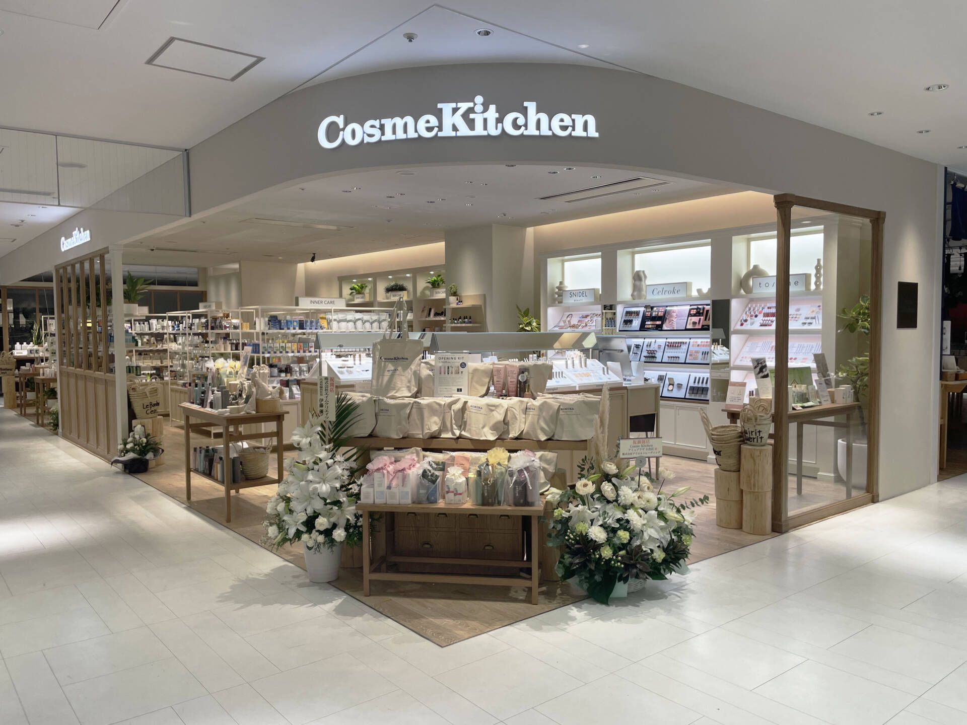 福岡県の化粧品・コスメショップの内装デザイン事例(株式会社 株式会社ROOTS) 福岡県の化粧品・コスメショップの内装デザイン事例(株式会社 株式会社ROOTS)